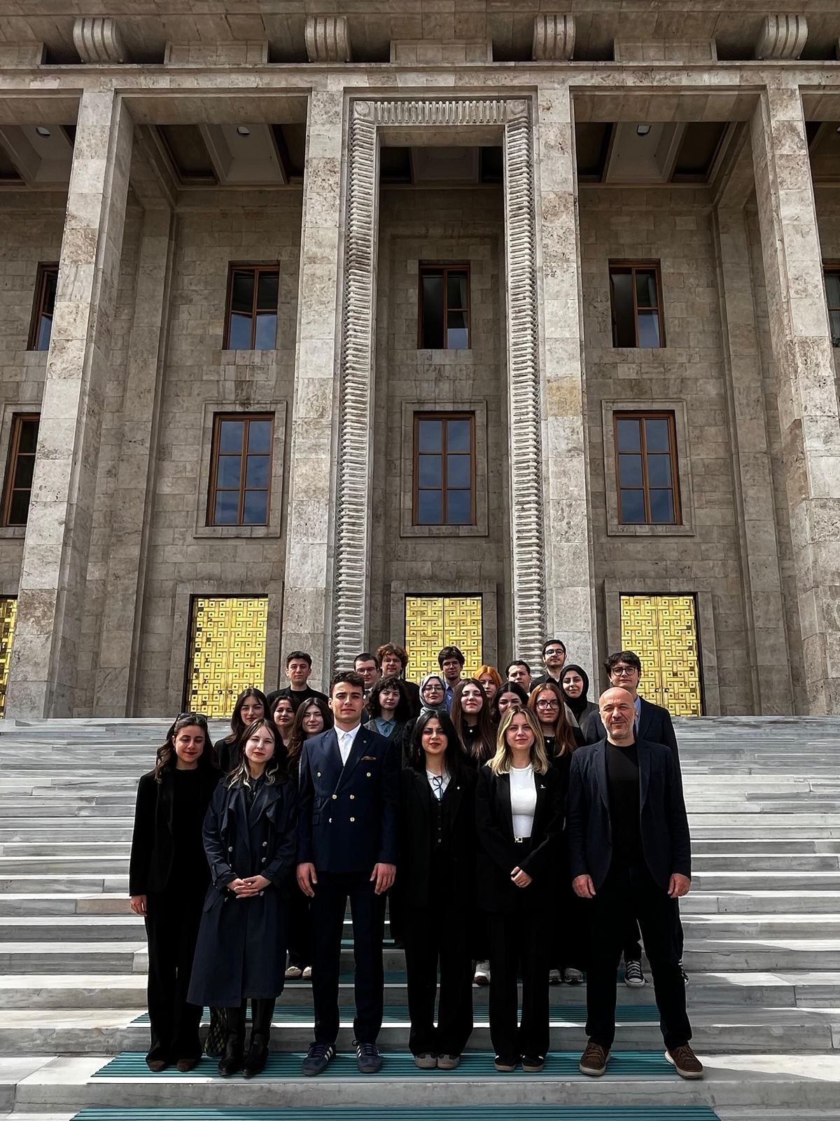 SUİK üyelerinin TBMM binası önünde merdivenlerde toplu fotoğrafı