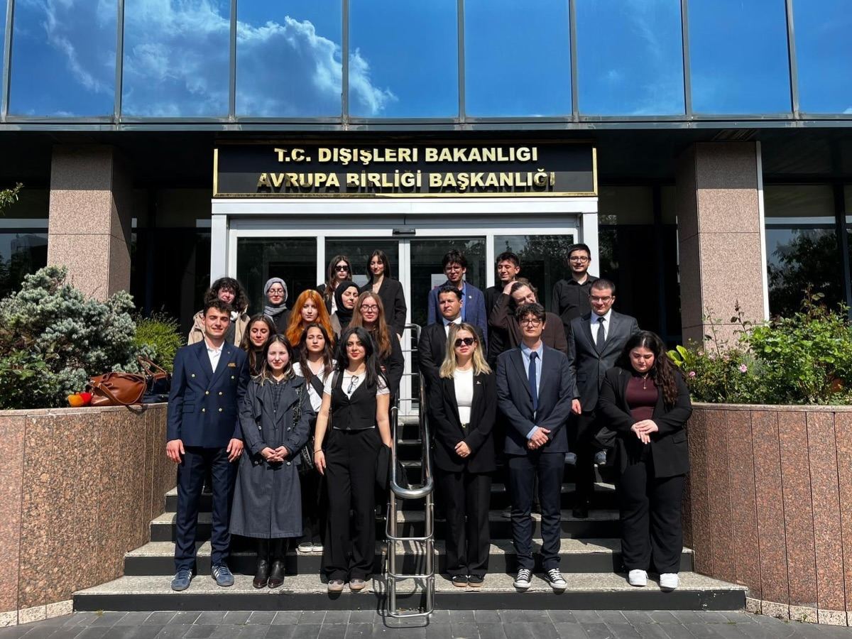 SUİK üyelerinin T.C. Dışişleri Bakanlığı Avrupa Birliği Başkanlığı binası önünde toplu fotoğrafı