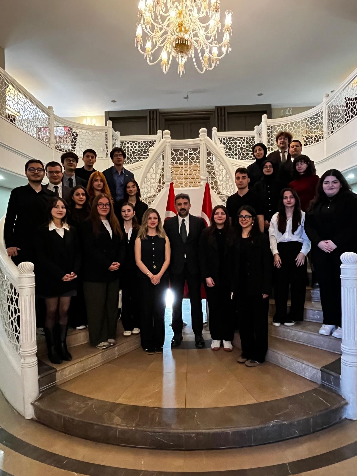 SUİK üyelerinin Ankara Büyükşehir Belediyesi Meclisi ziyaretinde merdivenlerde toplu fotoğrafı