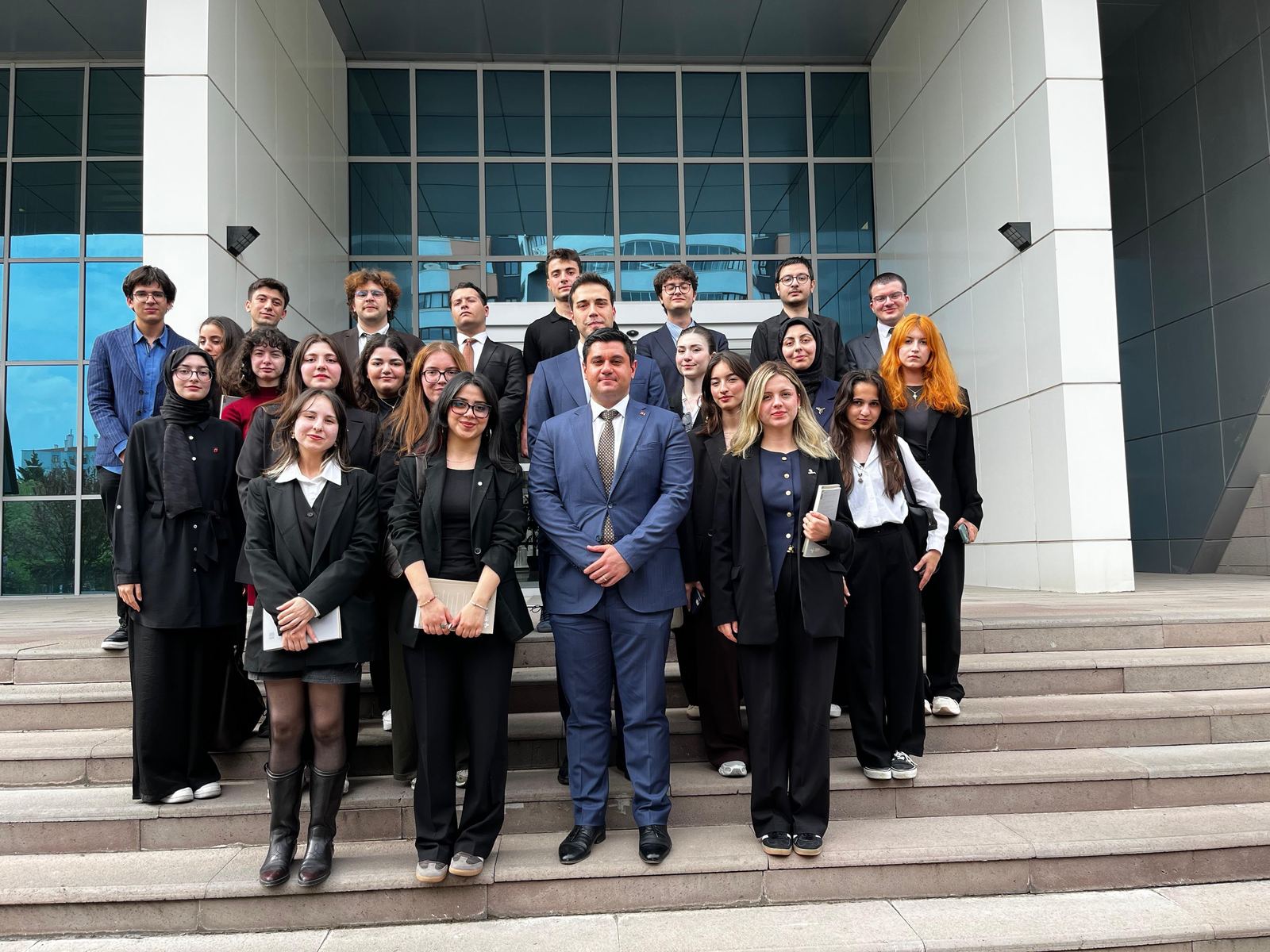 SUİK üyelerinin T.C. Dışişleri Bakanlığı Stratejik Araştırmalar Merkezi önünde toplu fotoğrafı
