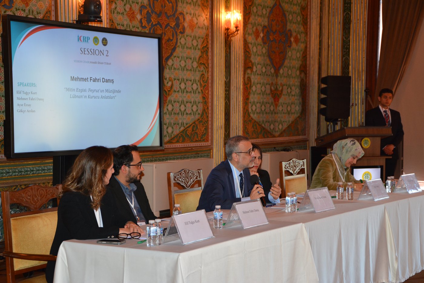 Bir oturumda konuşmacılar panel masasında