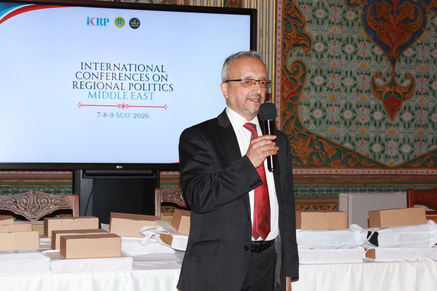 ICRP 2026 tanıtım ekranı önünde kürsüde bir konuşmacı