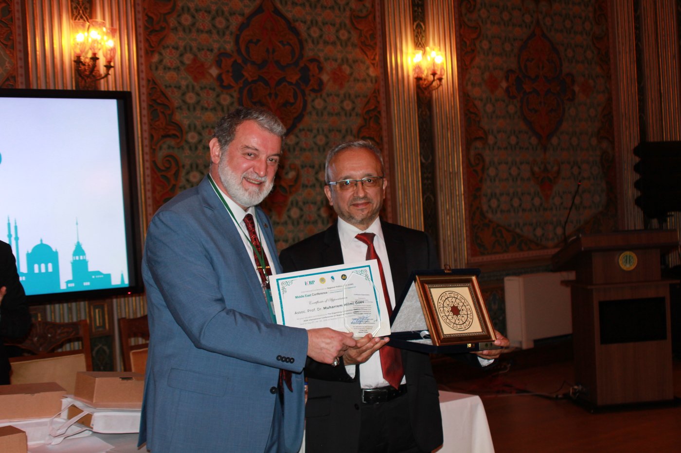 Plaket takdim töreni, ICRP logosu ekranda