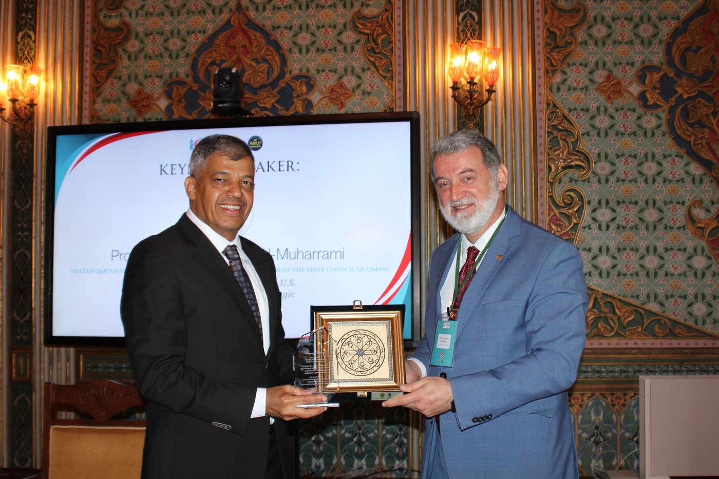Keynote konuşmacıya plaket takdimi