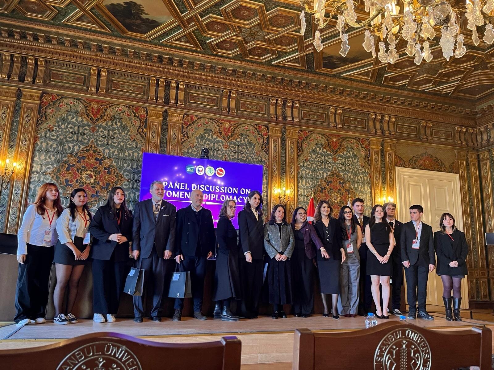 Women in Diplomacy panelinde konuşmacılar ve katılımcıların toplu fotoğrafı, 9 Mart 2026