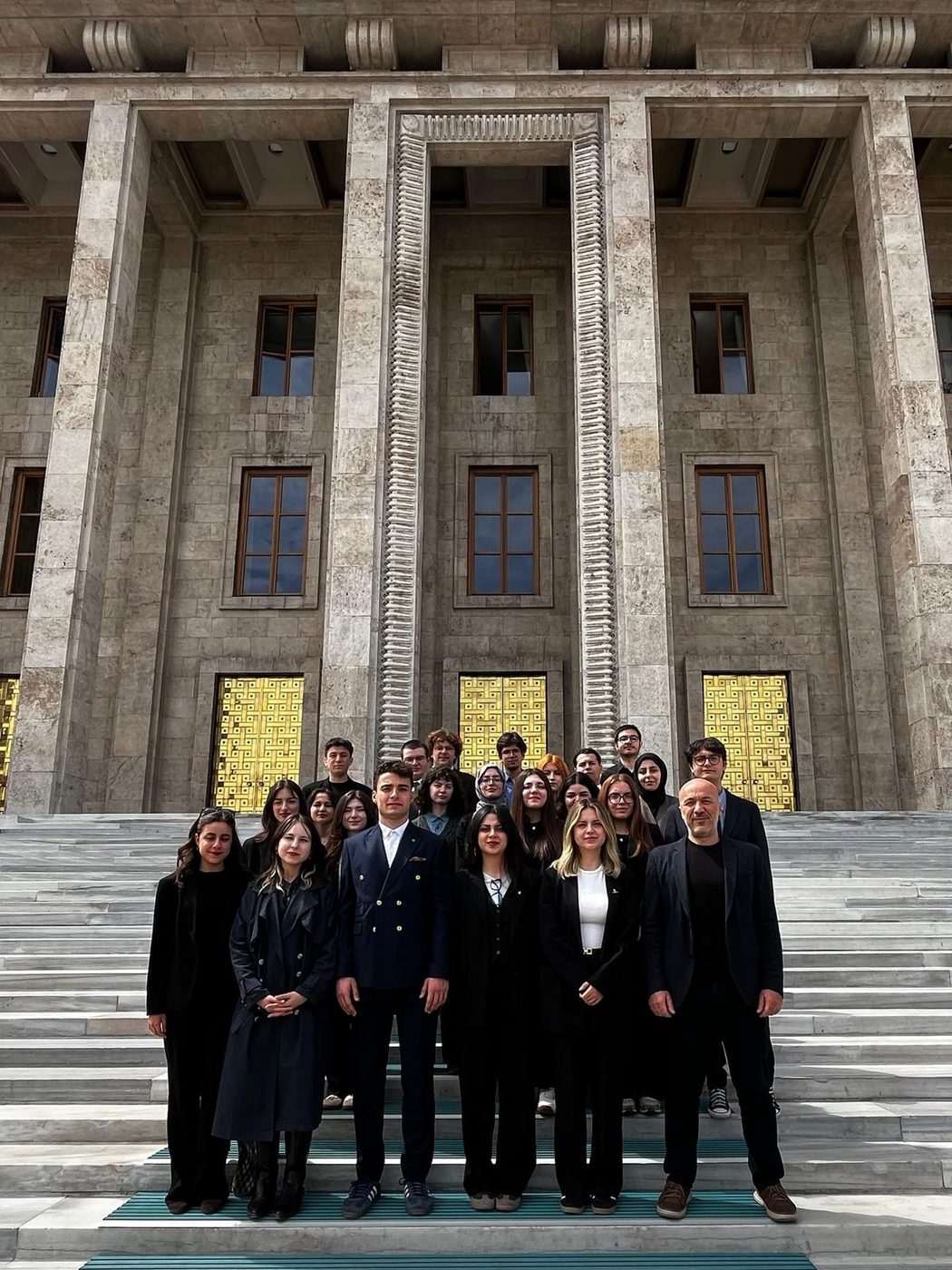 SUİK üyelerinin TBMM önünde merdivenlerde toplu fotoğrafı