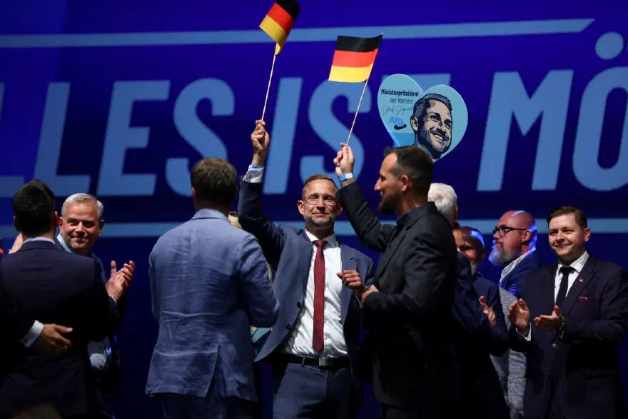 Almanya bayrakları sallayan AfD'li siyasetçiler