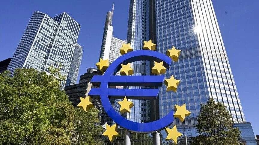 Frankfurt'ta Avrupa Merkez Bankası önündeki euro işareti heykeli