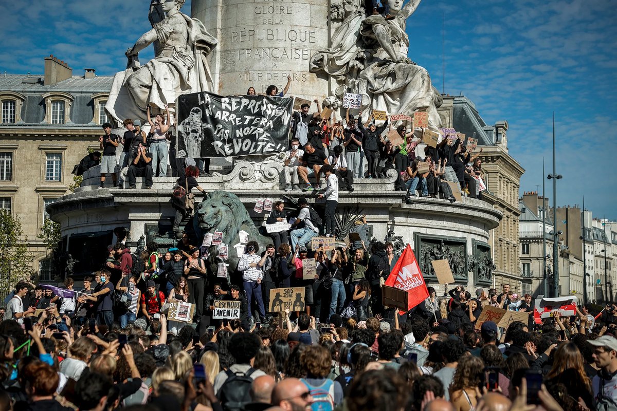 Paris'te Cumhuriyet Anıtı'nın üzerinde ve çevresinde pankart ve dövizlerle toplanan genç protestocular