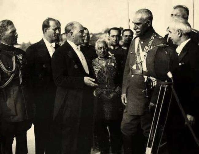 Atatürk'ün yabancı devlet heyetleriyle bir araya geldiği tarihi fotoğraf