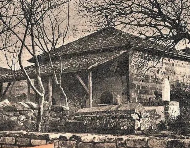 Niksar'da tarihi bir Osmanlı yapısı ve türbe