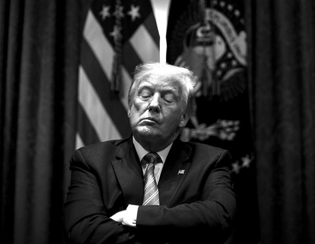 Gözleri kapalı Trump'ın karanlık bir sahnede portresi
