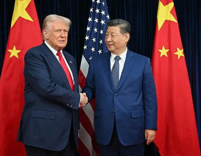 Trump ve Şi Cinping el sıkışıyor