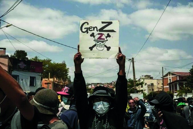 'You are destroying our future' yazılı bir dövizi havaya kaldıran protestocular