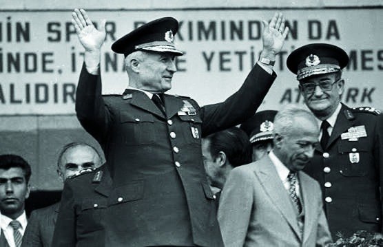 Üniformalı bir komutanın halkı selamladığı tarihi bir fotoğraf