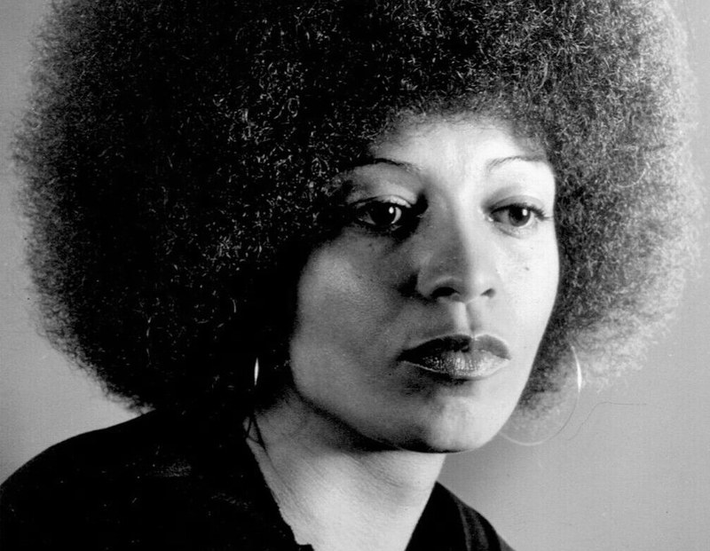 Angela Davis'in siyah beyaz portresi